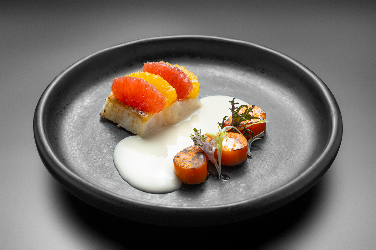  Палтус, запеченый с грейпфрутом и апельсином, с соусом из яблок и хрена, «Угли-Угли»