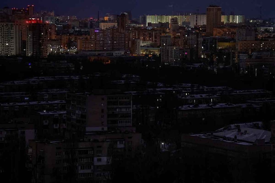    С наступлением зимы по всей Украине наблюдаются серьезные перебои в электроснабжении. REUTERS