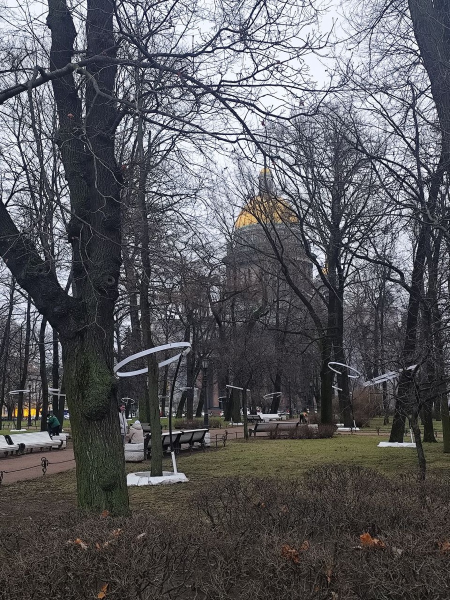 на фото поражающие шиком украшения у Сентской площади