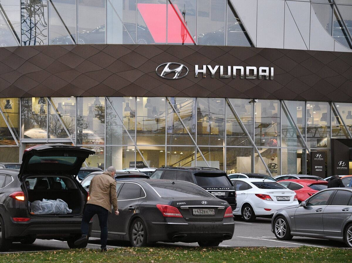   Логотип южнокорейского производителя автомобилей Hyundai в автосалоне в Москв | © РИА Новости / Евгений Биятов