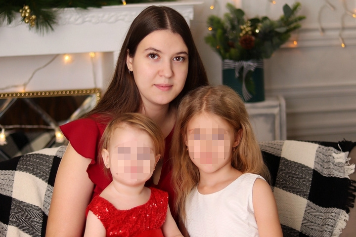 Кристина со своими дочками 