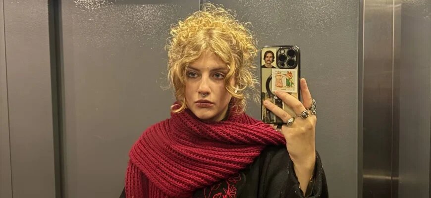    Арина Крюкова — студент Британской высшей школы дизайна, стилист, сотрудник галереи «Футура». В интервью для Школы журналистики имени Владимира Мезенцева при Центральном доме журналиста она рассказала о том, как проходит обычный день сотрудника галереи. Анна Суслова