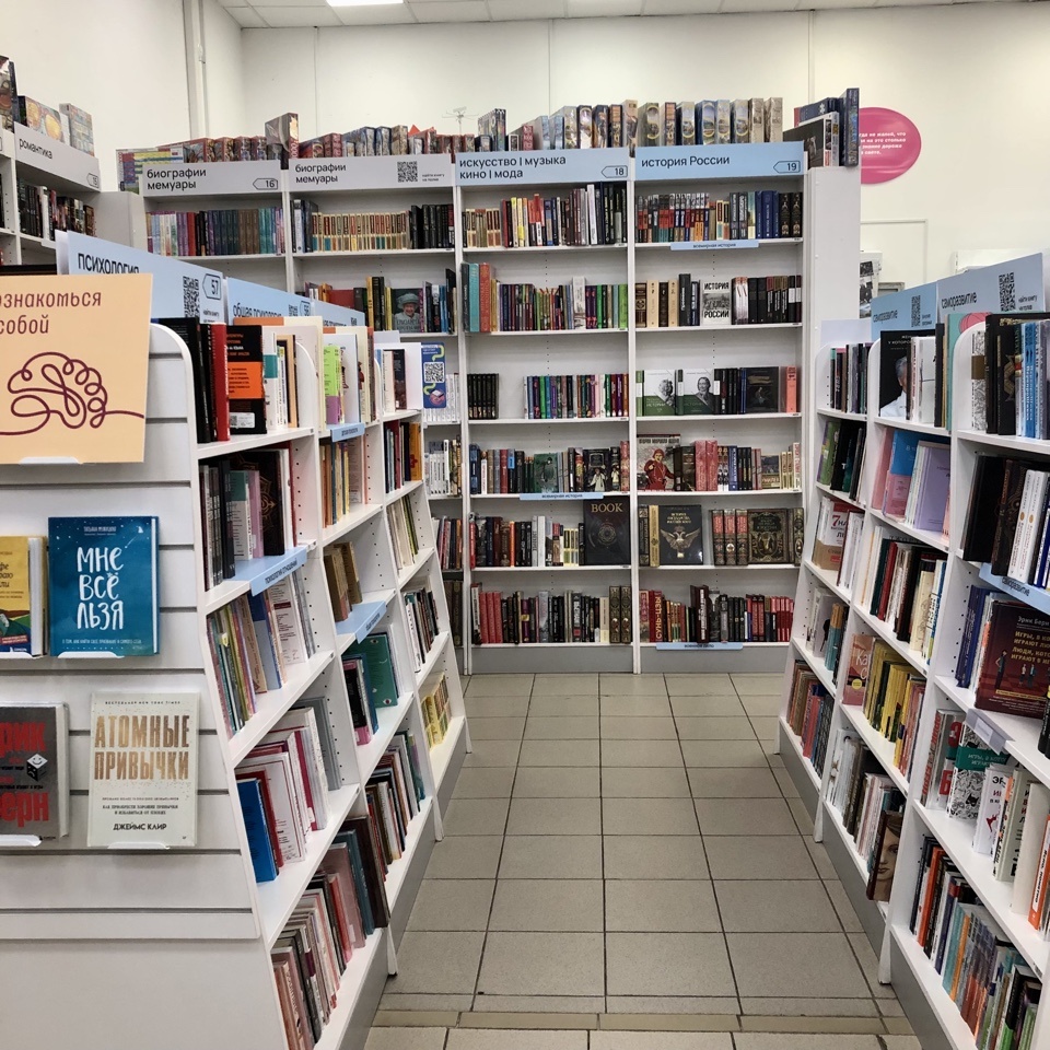 Книжных покупок в этом году не было, но по книжным магазинам побродить люблю. 