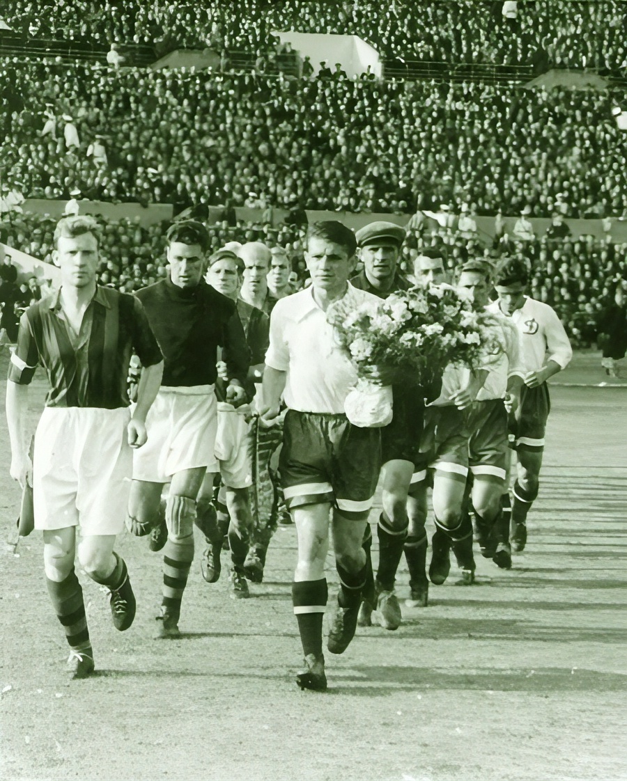 Команды выходят на поле.