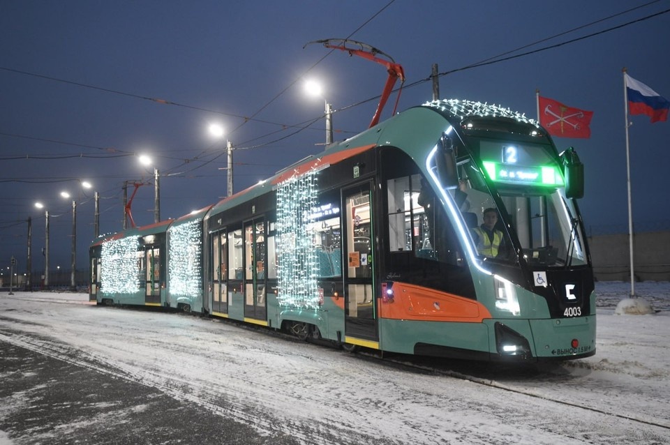    В Петербурге запустили новый скоростной трамвай "Славянка". Алексей БУЛАТОВ