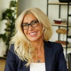    — Электронный свод может этот лабиринт сделать понятнее. Но важно понимать предел его возможностей. Он не устраняет противоречий между нормами. Он лишь показывает, где они есть. Устраняются же такие нестыковки только через изменение законодательства. Пока нормы конфликтуют между собой, никакая цифровая «оболочка» не превратит их в стройную систему. Кроме того, сегодня речь идет не о кодексе как о самостоятельном законе, а о единой электронной базе действующих норм о детях. Это важно различать, иначе ожидания будут завышены, — считает собеседница издания.