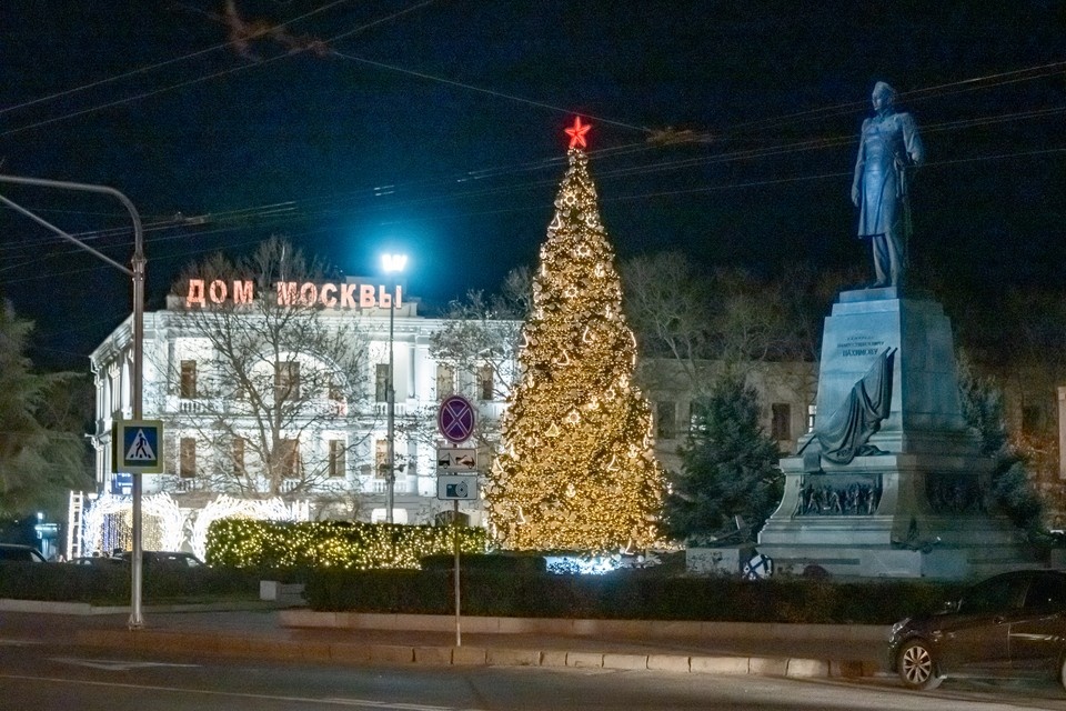    На площади Нахимова установили новую елку и инсталляции. Юлия Блоцкая