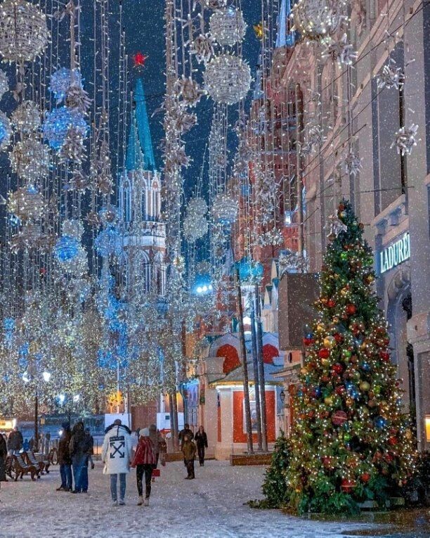 Город светился яркими огнями и очень чувствовалось приближение Нового года.