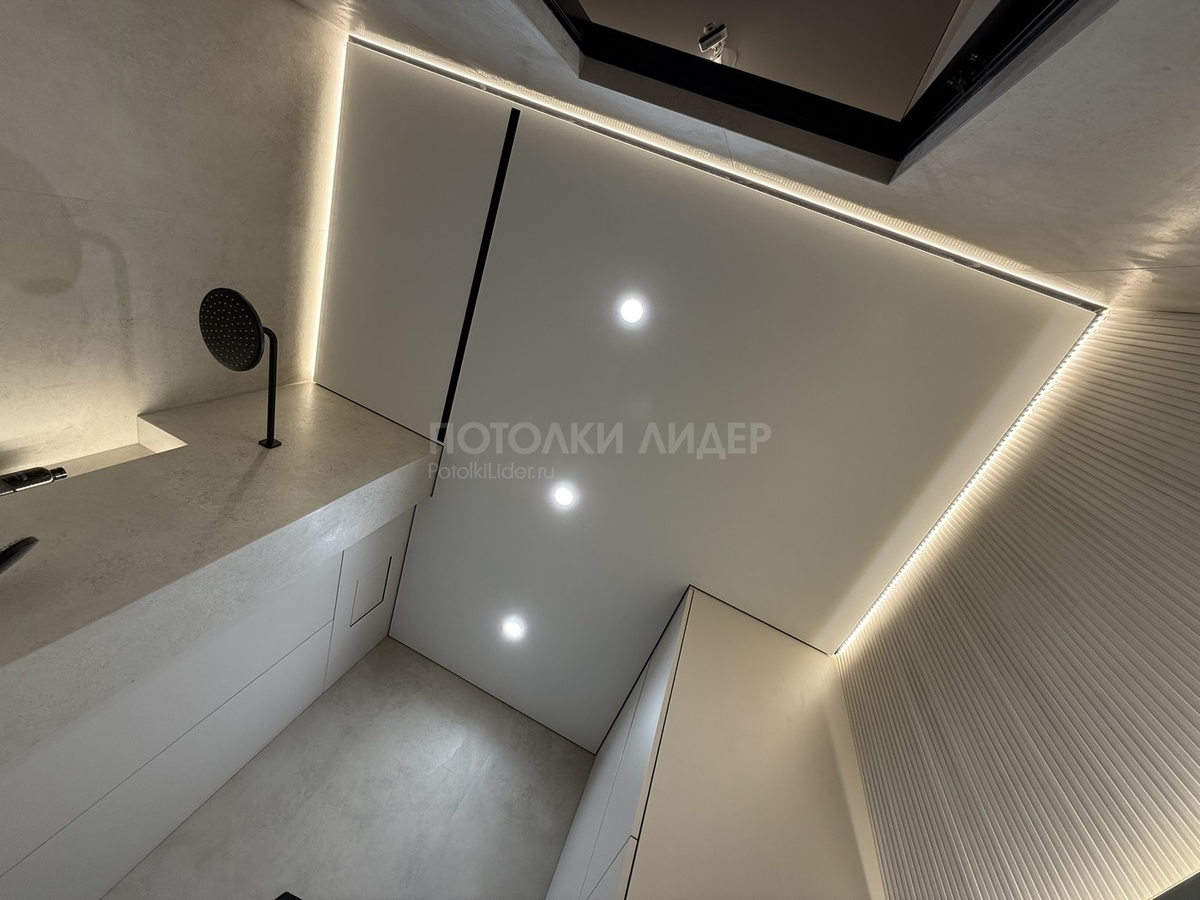 Парящий натяжной потолок на чёрном профиле + чёрная однорядная гардина для шторки душа