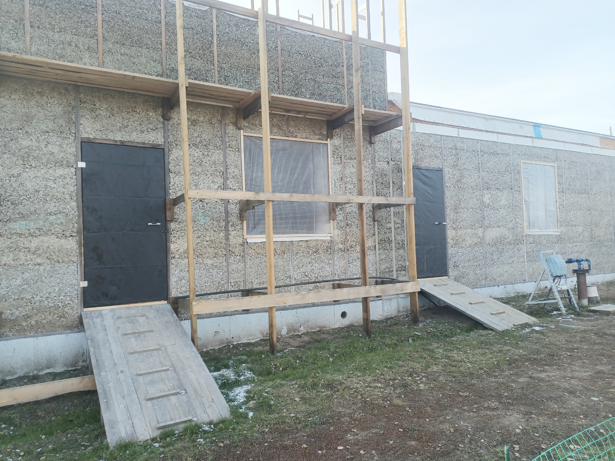 Двери и окна закрыты на зиму