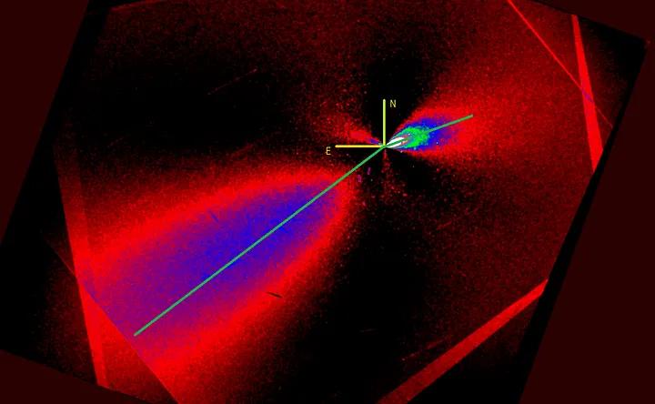 Изображение 3I/ATLAS, обработанное градиентным фильтром Ларсона-Секанины. Выдающаяся струя — это антихвост, направленный на Солнце в нижний левый угол. (Автор изображения: NASA/ESA/STScI; обработка фильтром: Тони Скармато)