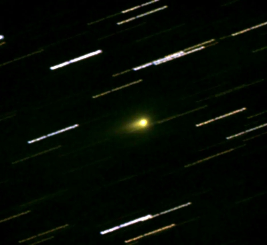 Последняя фотография 3I/ATLAS, полученная 28 декабря 2025 года с помощью 0,25-метрового телескопа за 40 секунд экспозиции, с разрешением 1,38 угловой секунды на пиксель. Поле зрения составляет 22 на 20 угловых минут. Хорошо видна длинная антихвостовая струя. (Фото предоставлено: Тони Скармато)
