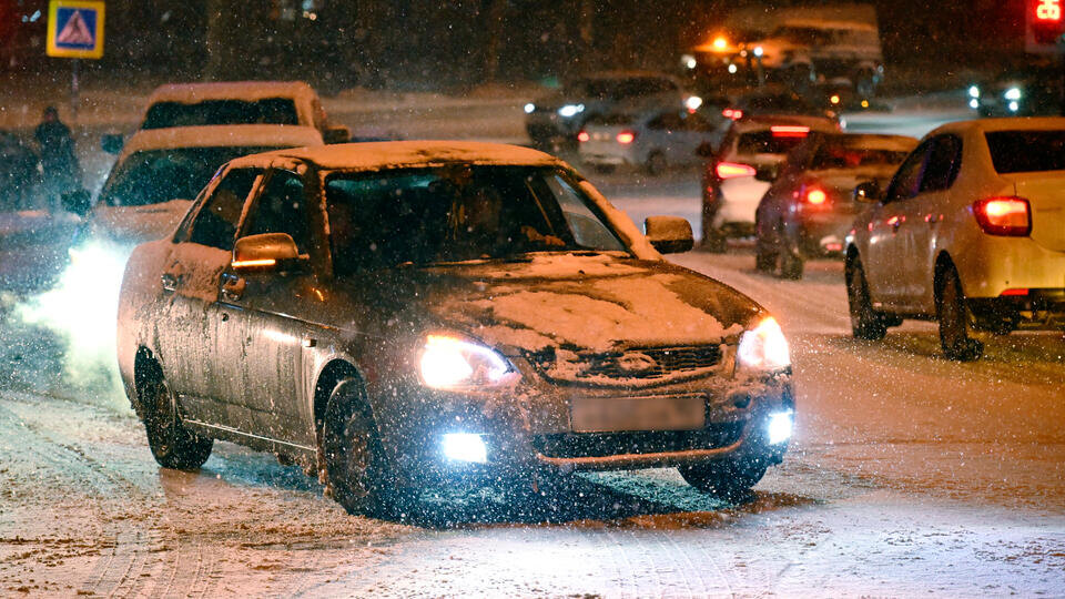     Мощный снегопад спровоцировал транспортный коллапс в Крыму РИА Новости/Константин Михальчевский