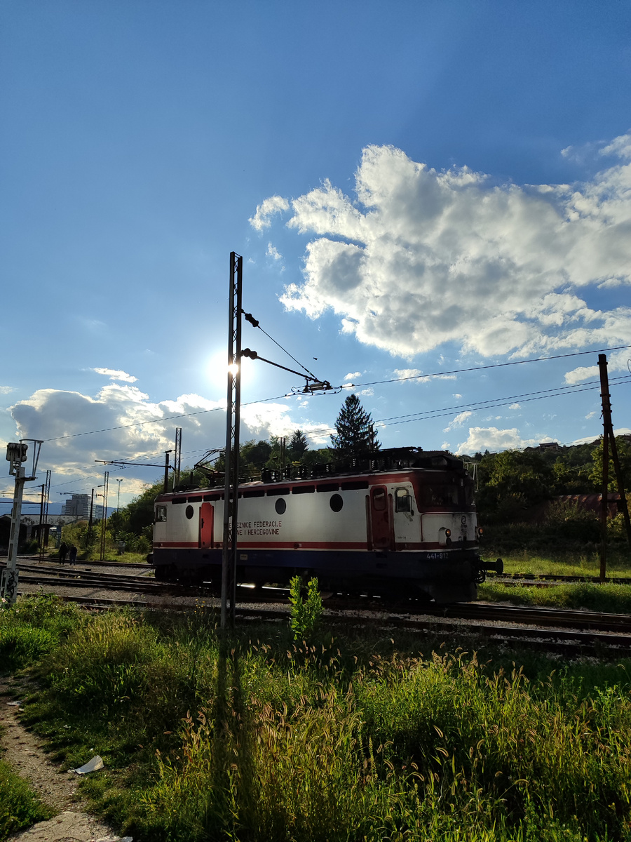 Что-то тоскливо-меланхоличное есть в этом стареньком осиротевшем локомотиве, бесцельно катающемся по пустым железнодорожным путям у обезлюдевшей сараевской станции. До Баня-Луки нас довезëт гораздо менее колоритный современный автобус. 