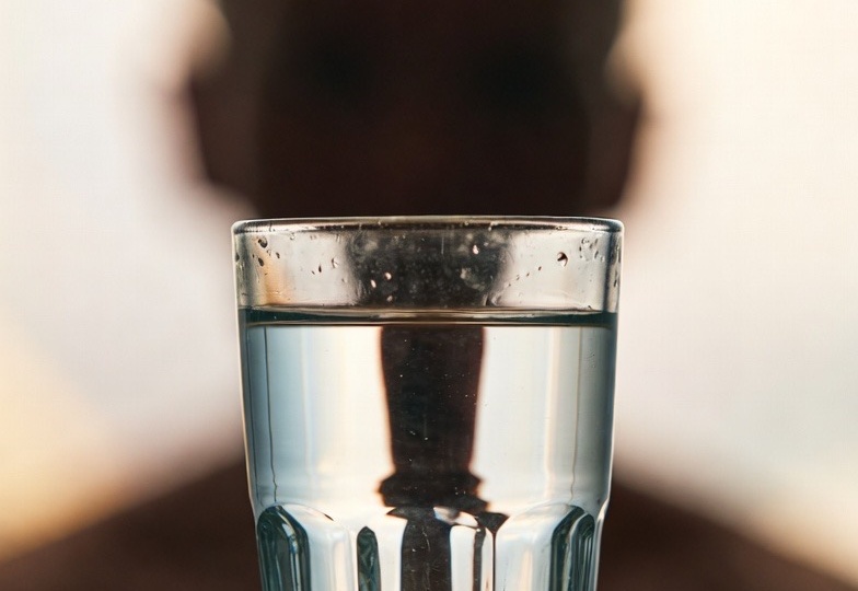 Вода натощак после 60: научный разбор рисков и правил от врачей
