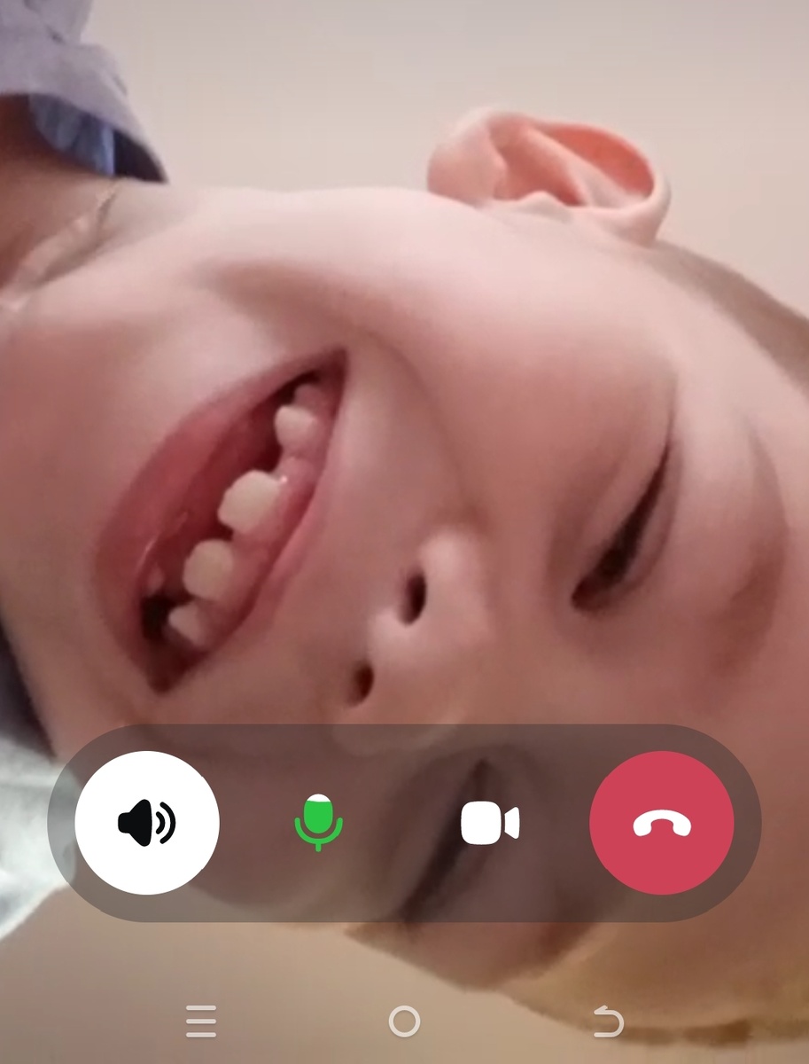 Вот так балуется, переворачивает телефон