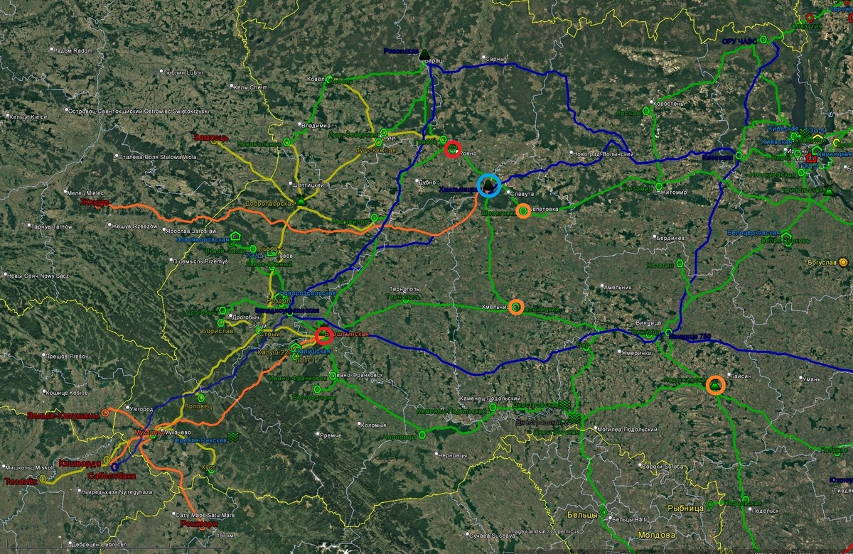 Энергосистема Западной Украины (синие линии – ВЛ 750 кВ, рыжие – 400 кВ, зелёные – 330 кВ, жёлтые – 220 кВ). Голубой кружок – ХАЭС, красные – атакованные объекты, рыжие – предположительно атакованные