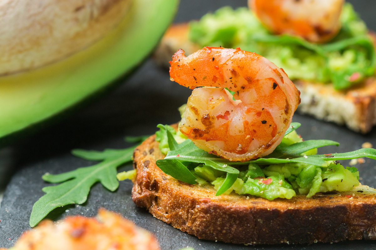    Креветки на половинках и с рукколой