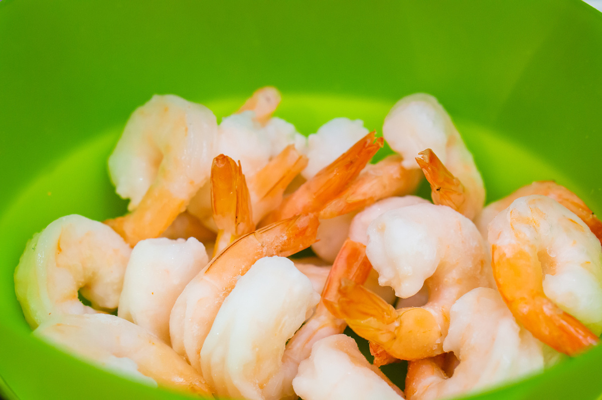    Подготовьте креветки, удалив темный жгутик на спинке, а затем замаринуйте