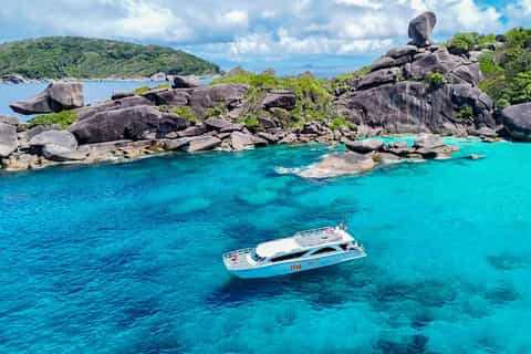 Скоростной спидбот у берегов острова №8 (Симилан). Именно на таких катерах туристов доставляют к архипелагу из порта Тап Ламу.