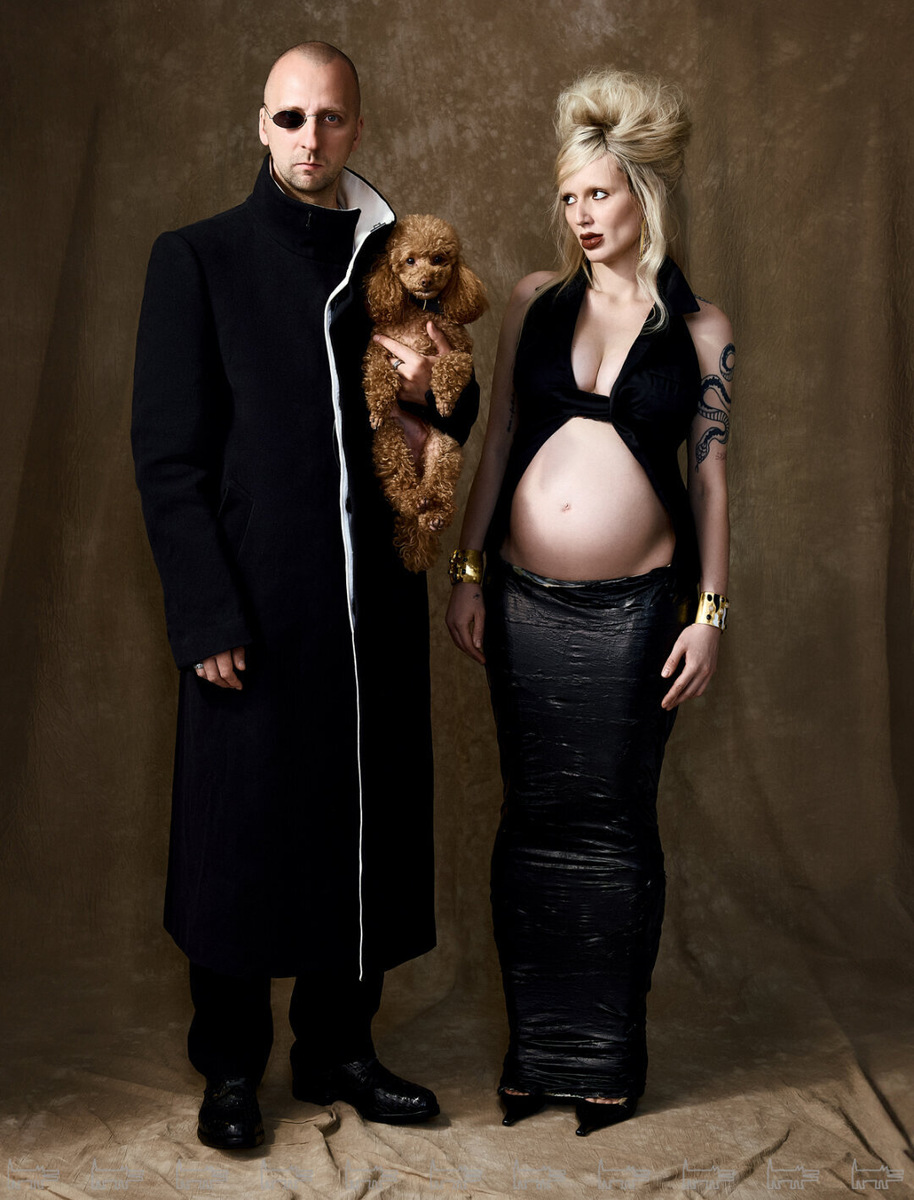    На Александре: пальто, брюки, обувь CAROL CHRISTIAN POELL (CCP-Room) На Виктории: топ и туфли SAINT LAURENT (Arineari Archive), юбка ИЛЬЯ АРХАНГЕЛЬСКИЙ, браслеты BOHEME (Poison Drop) Фото: Соня Сивкова