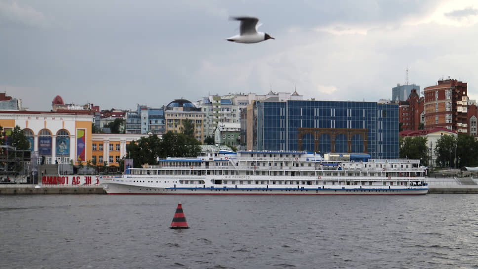 Весной в Перми вновь был открыт речной вокзал. Он открылся в старом здании, в котором с 2017 года располагается патриотическая экспозиция «Россия — моя история». На первом этаже здания заработали кассы, стойка регистрации, зона ожидания, кафе и гардероб. Здание вокзала не использовалось для отправления пассажиров с 2006 года. Вокзал открылся в рамках стратегии краевых властей по развитию речного транспорта. В рамках нее власти закупают несколько судов, которые будет эксплуатировать краевое АО «Пермское речное пароходство».📷Фото: Максим Кимерлинг / Коммерсантъ