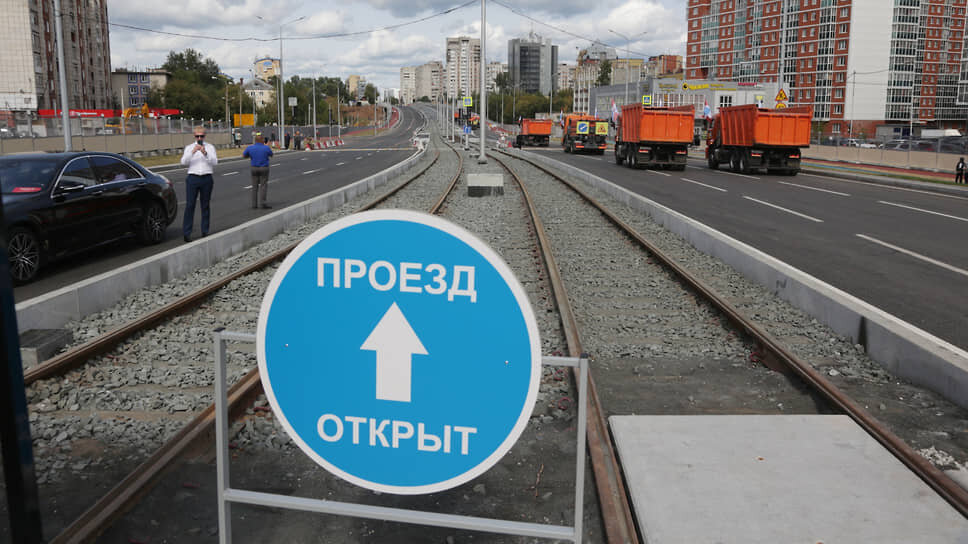 В этом году завершился еще ряд важных для региона и его территориального центра проектов. Один из них — строительство нового участка улицы Крисанова (от шоссе Космонавтов до ул. Пушкина). На сегодняшний день завершаются работы на улице Пушкина. Реконструкция улицы Карпинского в Перми также вышла на завершающий этап. Строительные работы выполнены на 78%, запущено движение по дороге по временной схеме.📷Фото: Максим Кимерлинг / Коммерсантъ