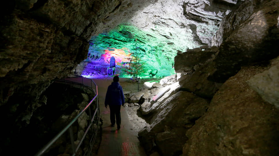 Длящийся несколько лет конфликт между краевыми властями и ООО «Сталагмит-Экскурс», оператором Кунгурской ледяной пещеры — одной из главной достопримечательностей Прикамья, привел к закрытию природного памятника федерального значения. Роснедра отозвали бессрочную лицензию у ООО из-за природоохранного законодательства. Новым обладателем лицензии может стать краевая структура. Однако пока прежний оператор оспаривает решение Роснедр, памятник природы остается закрытым для экскурсий.📷Фото: Максим Кимерлинг / Коммерсантъ