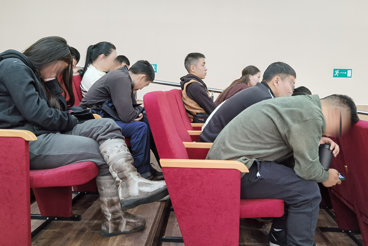 Короткие развлекательные ролики в смартфоне читать интереснее, чем слушать о том, что они вызывают зависимость .....