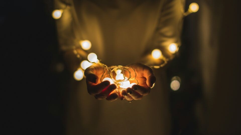    Новый год. Гирлянды. . Источник: unsplash.com