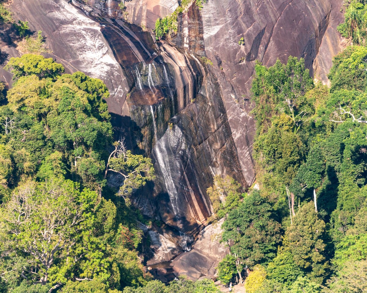 Вид на водопад Семь Колодцев с канатной дороги на Небесный мост (Sky Bridge)
