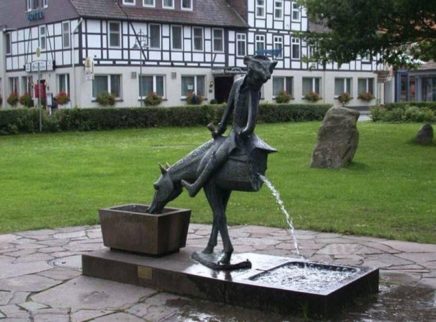 Боденвердер, памятник-фонтан Мюнхаузену у бургомистрата