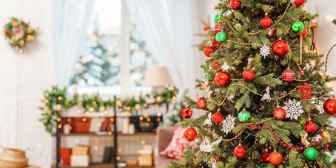 Хитрости, чтобы сохранить новогоднюю ёлку до конца праздников