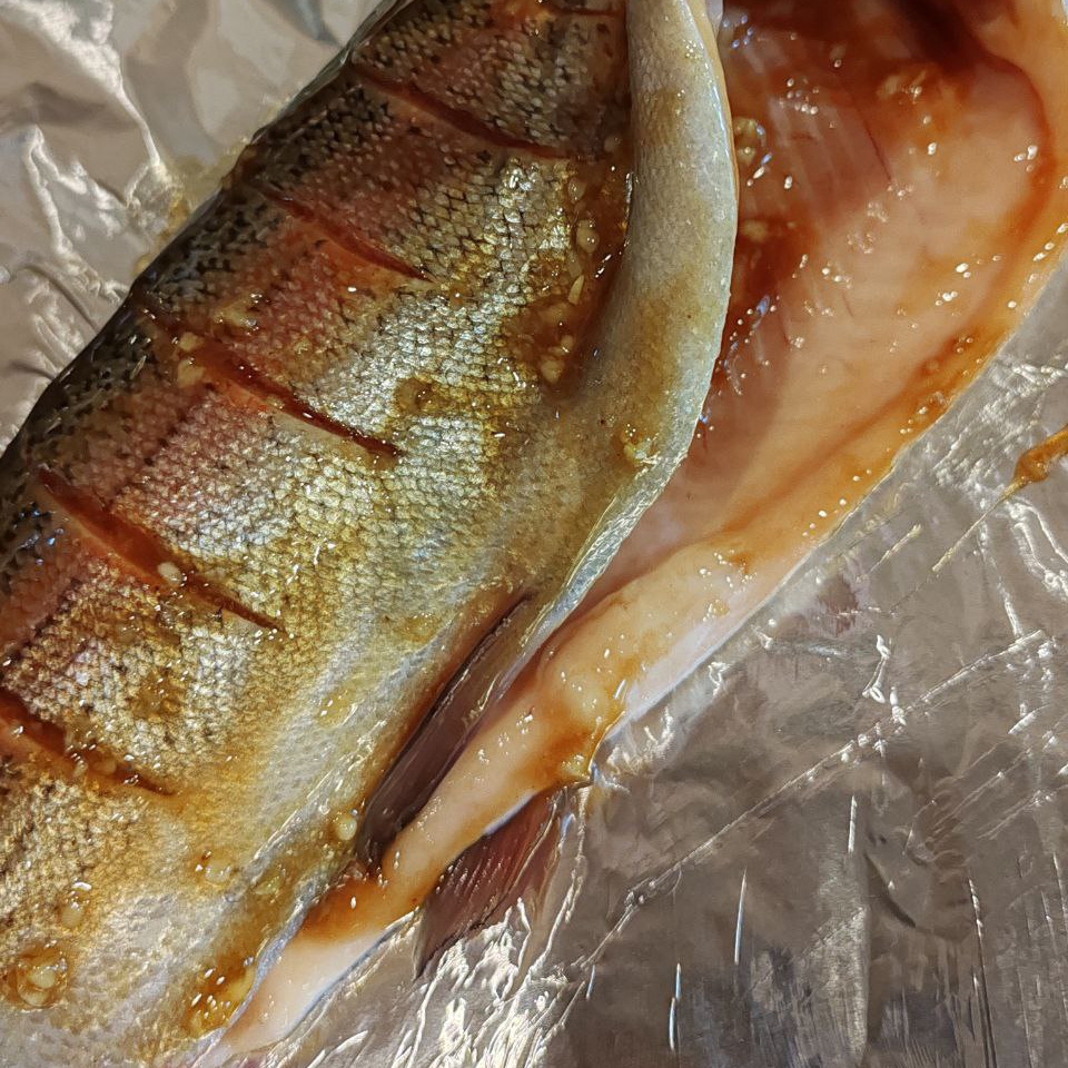 Натираем и солим