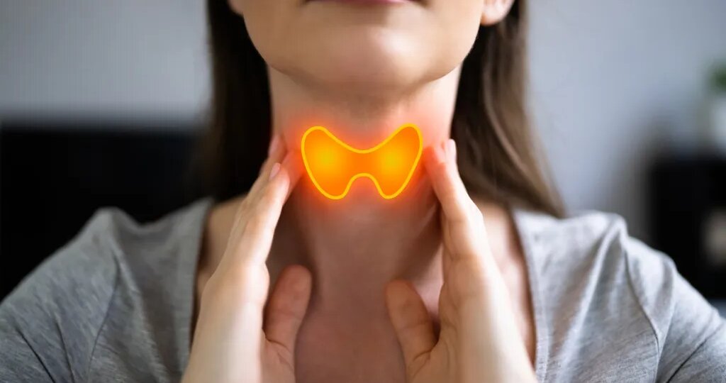 Щитовидка «молчит» — тело кричит: 12 скрытых признаков, что с ней не всё в порядке
