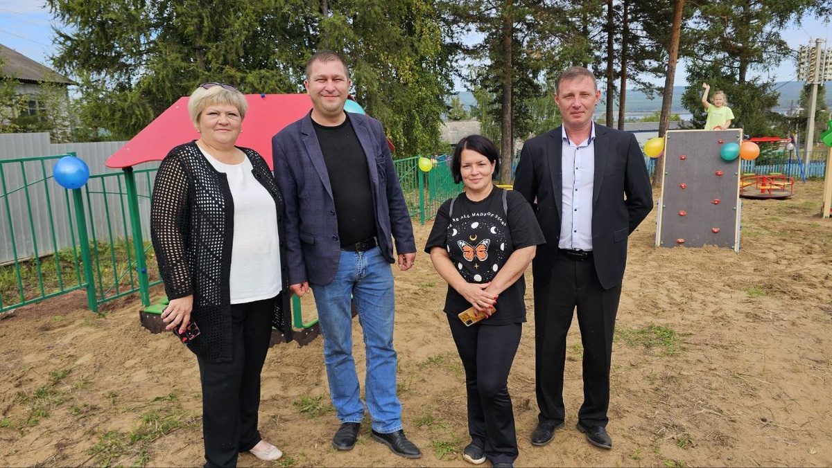 На открытии детской площадки в мкр. Западный – взрослые рады, что смогли благоустроить территорию для игр маленьких жителей Богуча