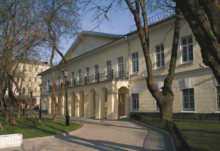 В доме, расположенном на Никитском бульваре прошли последние годы Гоголя. 