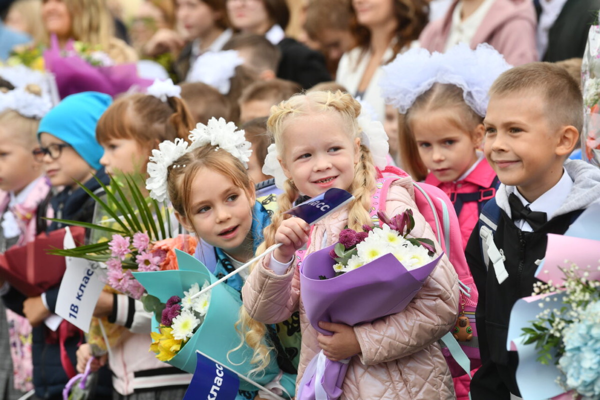    Торжественная линейка в школе №3 в Петрозаводске. Фото: «Республика» / Лилия Кончакова