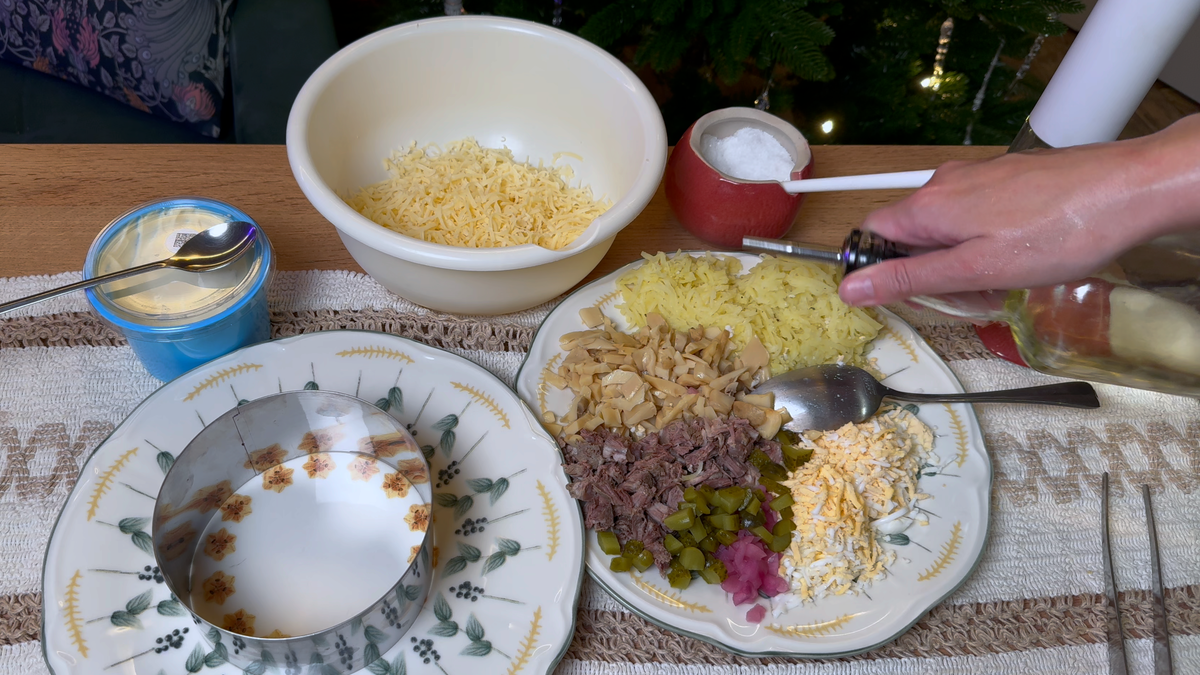 В галерее пошаговый рецепт приготовления салата Мельник