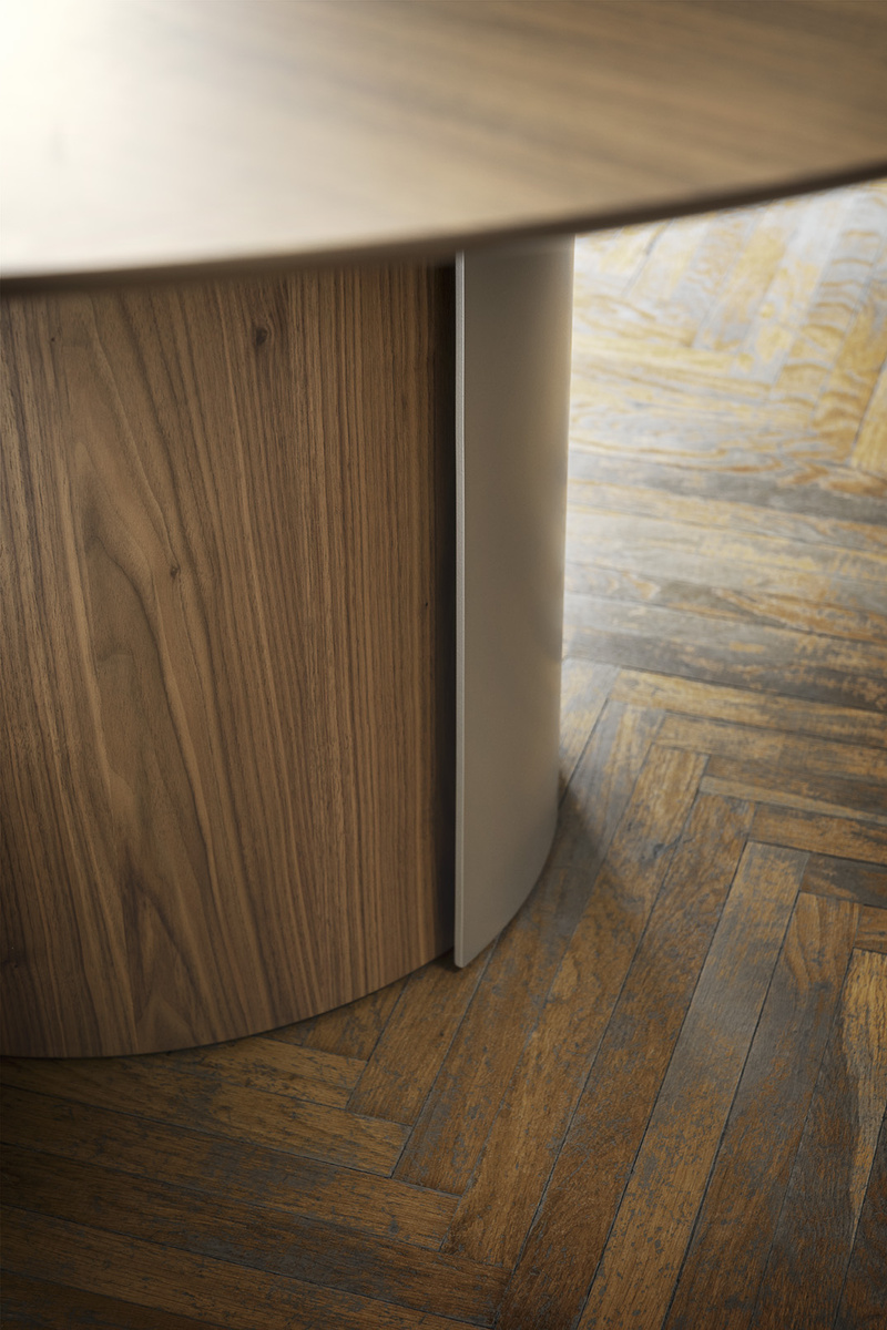 YOROI — это не просто стол, а современная скульптура в центре вашей гостиной. Его база, вдохновленная эстетикой японских доспехов, создает потрясающую игру света и тени, превращая обычный ужин в светский раут.