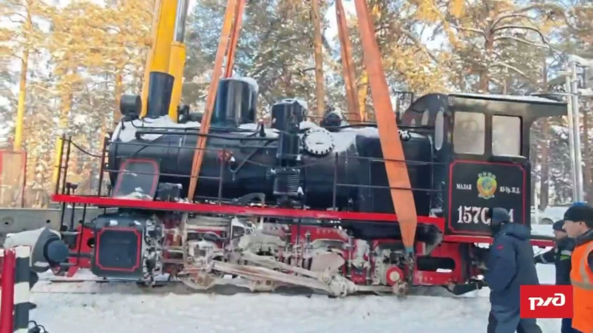 Отреставрированный паровоз во время разгрузки на детской железной дороге Челябинска, источник скрин видео группы ВК "Южно-Уральская железная дорога – филиал ОАО"РЖД""