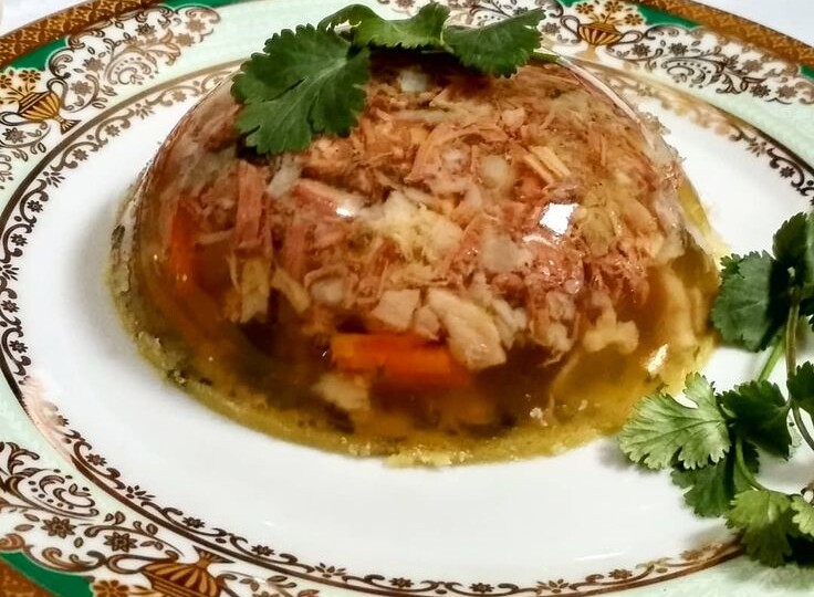 ЗАСТЫВШАЯ  МУЗЫКА СВИНЫХ НОЖЕК, ИЛИ ГОТОВИМ ВКУСНЫЙ ДОМАШНИЙ ХОЛОДЕЦ