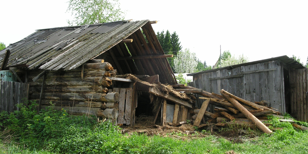 Золото под ногами: почему дизайнеры с мировым именем готовы удавиться за наши гнилые сараи, а мы топим ими печки