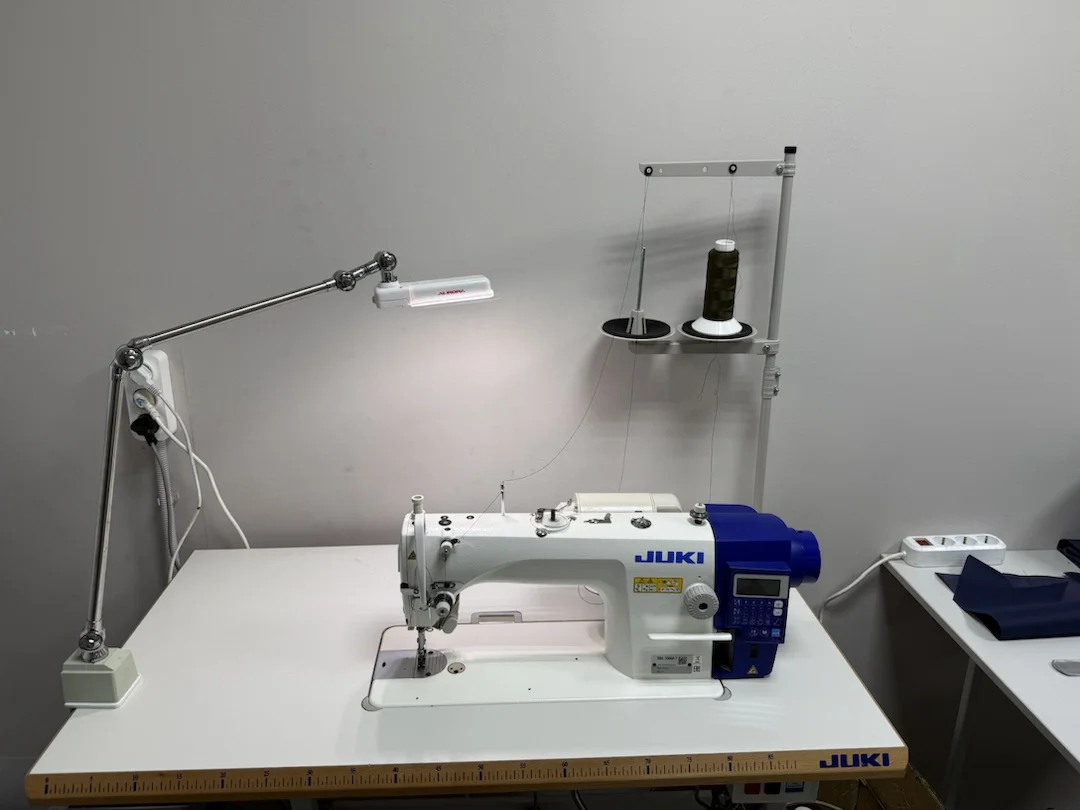 Рабочее место швеи на курсе в ЦПО «АЛАНДР»: промышленная швейная машина и оборудование, с которыми слушатели работают уже с первого дня обучения.