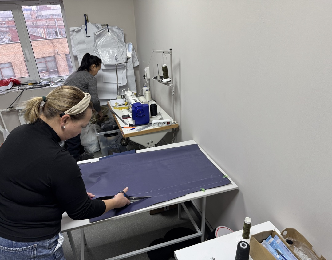 Отработка навыков раскроя на курсе «Швея» в ЦПО «АЛАНДР»: слушатели работают с тканью и выкройками в формате реальной производственной задачи.