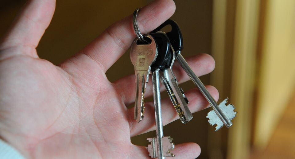    Мужчина держит связку ключей / Медиасток.рф
