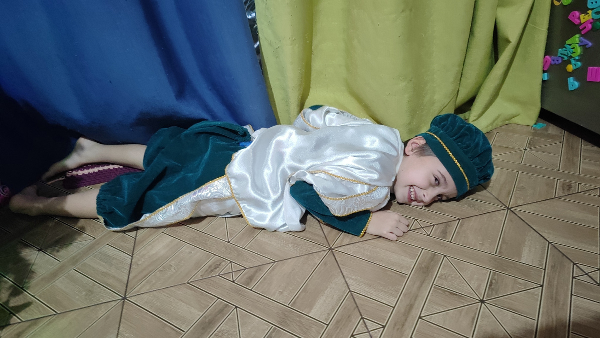 Домашняя примерка костюма. "Колкий костюм" -сказал сын и упал на пол 😂