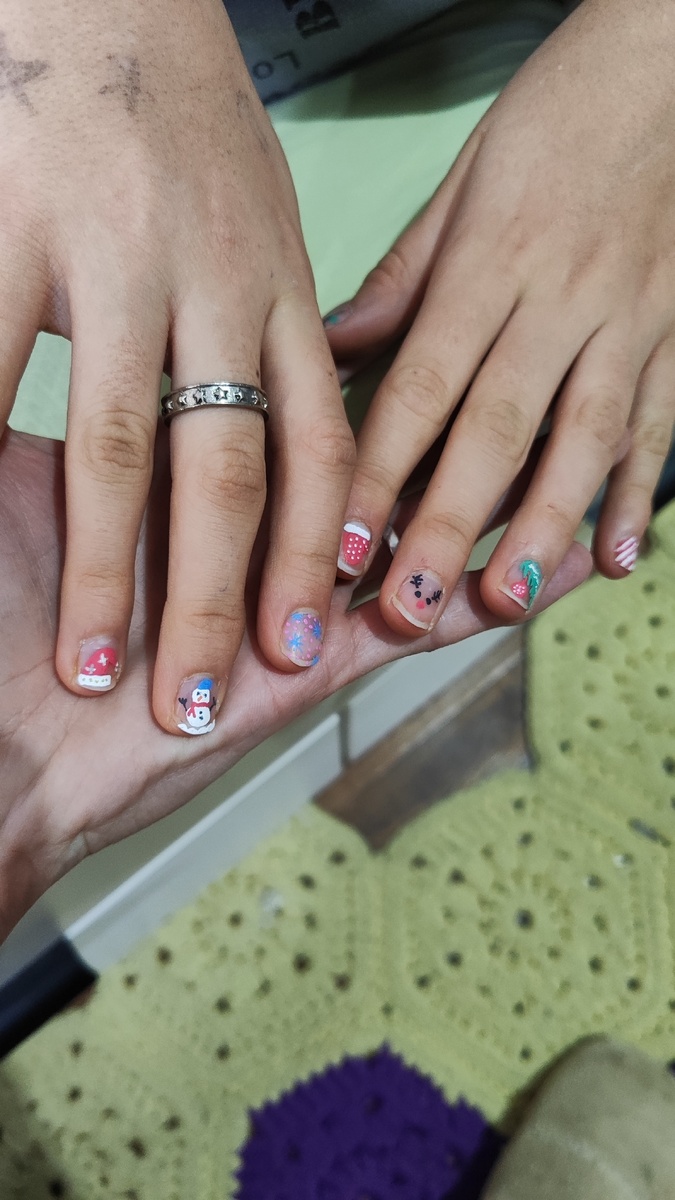 На каждом пальце разный новогодний рисунок. 