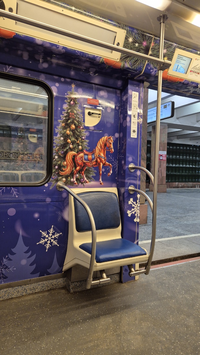 Праздничный поезд в метро