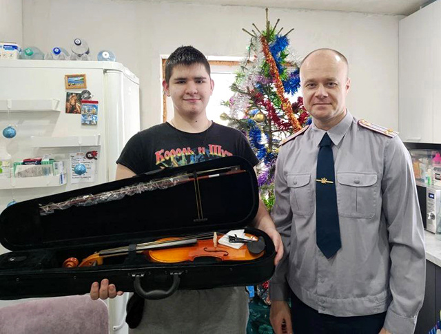 Начальник тверского УФСИН исполнил мечту начинающего музыканта